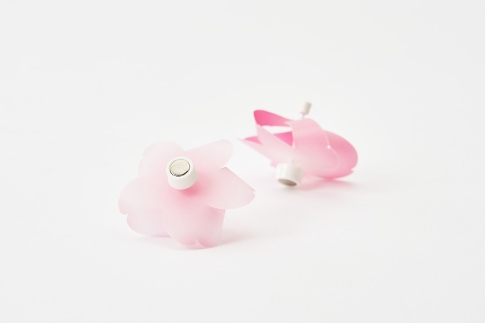 “かざぐるまのように回る”マグネット「カゼグルマ 桜」ピンクグラデカラーで桜をイメージ | 写真