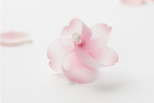 “かざぐるまのように回る”マグネット「カゼグルマ 桜」ピンクグラデカラーで桜をイメージ | 写真
