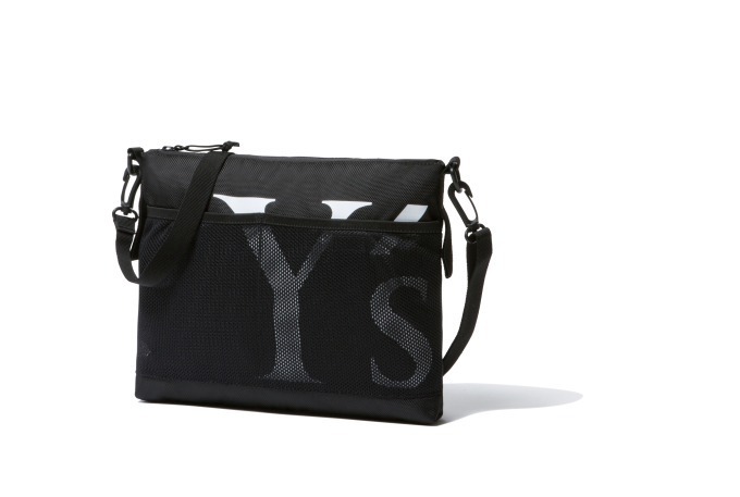 Y's×ニューエラ、マニッシュな白黒の「9THIRTY」キャップ＆ロゴをあえて隠したサコッシュ | 写真