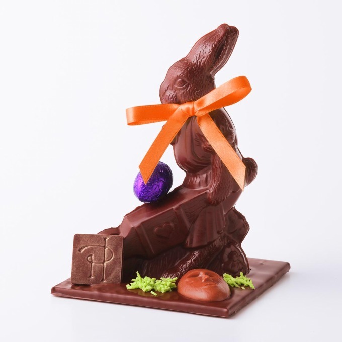 ピエール・エルメ・パリのイースター、約27cmのウサギチョコ＆濃厚キャラメル風の限定卵ショコラ｜写真1
