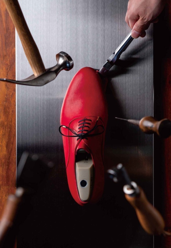靴作家展「結ぶ」が金沢21世紀美術館で - ”モダン”と”クラシック”を約50足の靴で表現｜写真1
