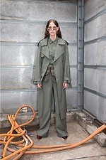 定番トレンチコートを"ワントーン"コーデで更新！バーバリーなどに学ぶレディースの着こなし｜写真6