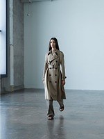 定番トレンチコートを"ワントーン"コーデで更新！バーバリーなどに学ぶレディースの着こなし｜写真4