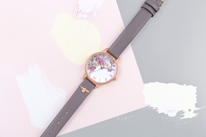 オリビア・バートンの限定腕時計、花＆蝶の文字盤に蜂チャーム付きベルト｜写真1