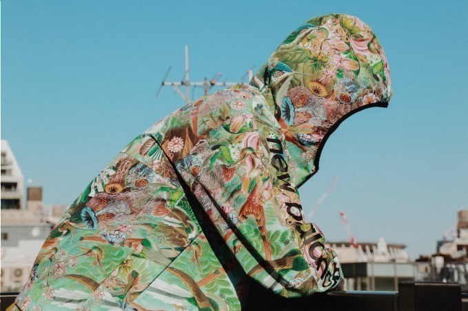 ニューバランス×アトモスのアパレルコレクション、カラフルな鳥や植物の総柄セットアップ