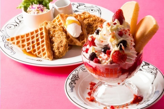メープルシロップ｜NY発・セレンディピティスリーのバレンタイン＆ホワイトデー、苺サンデーにパンケーキを丸ごとトッピング