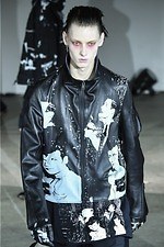 春夏に着る“メンズレザー” - ラグジュアリーからカジュアルまで、気になるスタイルをピックアップ｜写真2