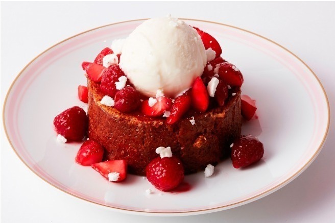 ラデュレ青山・銀座店の春限定フレンチトースト、たっぷりベリーor濃厚キャラメルをのせて提供