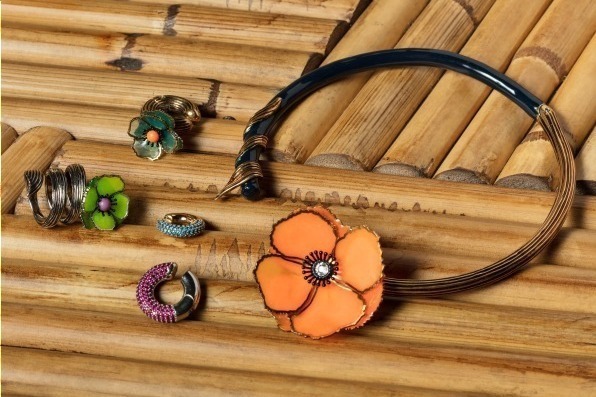 エメラルドグリーン｜フェンディ新作ジュエリー"ステンドグラス"のように輝く花モチーフを飾ったチョーカー＆リングなど