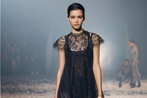 キャミソールワンピース｜黒ワンピース、春夏は"足元"で差をつける！スニーカーやサンダルなど靴別コーデ15選