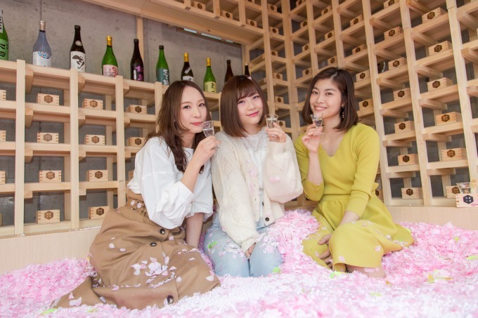 「サクラチルバー」南青山で、佐賀の日本酒＆苺と楽しむ"インドア花見" - 桜の花びらプールも｜写真2