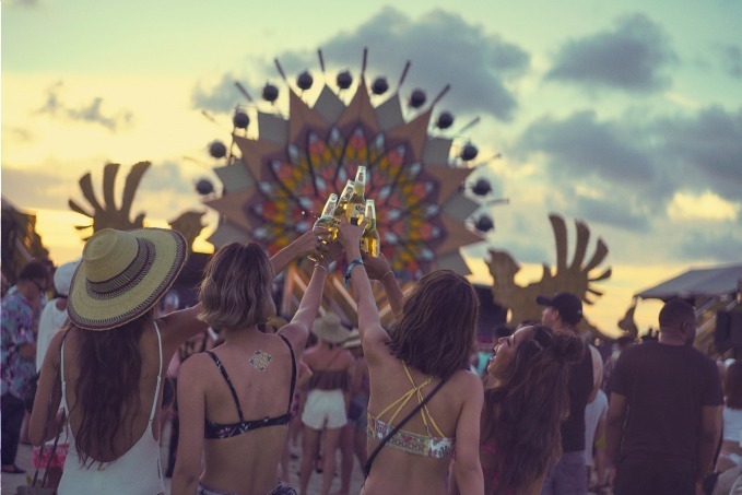 「コロナ サンセッツ フェスティバル 2019」夕陽がバックの音楽フェス、沖縄のビーチで