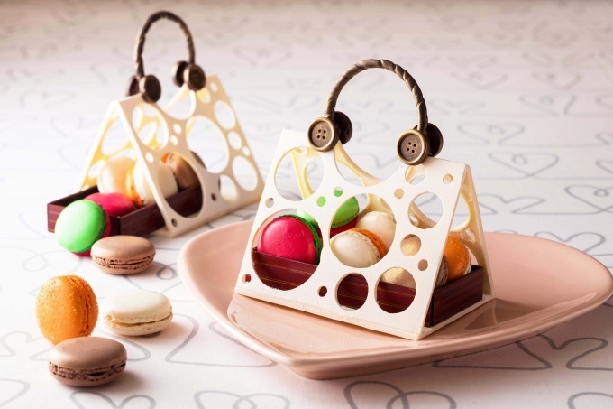 横浜ベイホテル東急のマカロン入りバッグ型チョコ、チョコレートで出来たボタンや持ち手｜写真2
