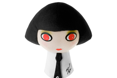 シュウ ウエムラ×カール・ラガーフェルド、FNOでマスコットプレゼント、無料メイクや限定キットも