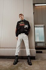 ディーゼル19春夏新作デニムパンツ、アイスウォッシュカラーやフレアシルエット｜写真1