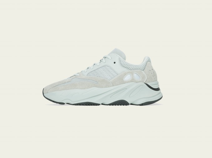 アディダス(adidas) YEEZY BOOST 700｜写真1