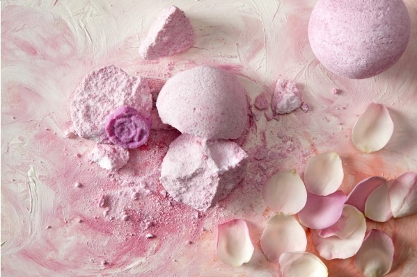 SABONの限定「バスボールローズスプラッシュ」"サプライズ"付きのローズ香る入浴剤