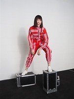 アディダス オリジナルスより左右非対称“3本線”のセットアップなど、NY女性デザイナーとコラボ｜写真8