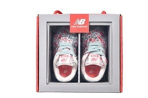 キャス キッドソン×ニューバランスのコラボシューズ、小花模様を キャス キッドソン×ニューバランスのコラボシューズ、小花模様を