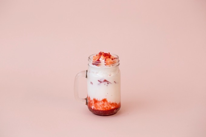 J.S. パンケーキカフェ「ストロベリー ラバーズ」国産苺を贅沢に使ったミルフィーユパンケーキやパフェ｜写真3