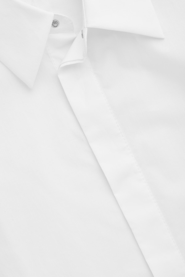 COS“白シャツ”のカプセルコレクション、シンプルかつスタンダードなメンズ＆ウィメンズ全8型｜写真3