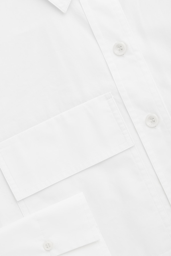 COS“白シャツ”のカプセルコレクション、シンプルかつスタンダードなメンズ＆ウィメンズ全8型｜写真18