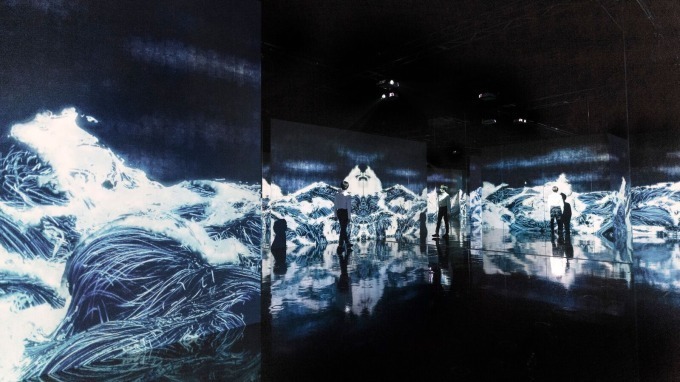 Black Waves: 埋もれ失いそして生まれる / Black Waves: Lost, Immersed and Reborn
teamLab, 2019, Digital Installation, Continuous Loop, Sound: Hideaki Takahash