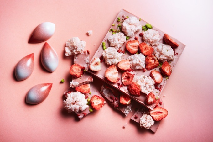 シャングリ・ラ ホテル 東京の春スイーツ、フラワーボックスのような桜色チョコバー＆さくらんぼ型和菓子 | 写真