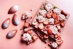 シャングリ・ラ ホテル 東京の春スイーツ、フラワーボックスのような桜色チョコバー＆さくらんぼ型和菓子