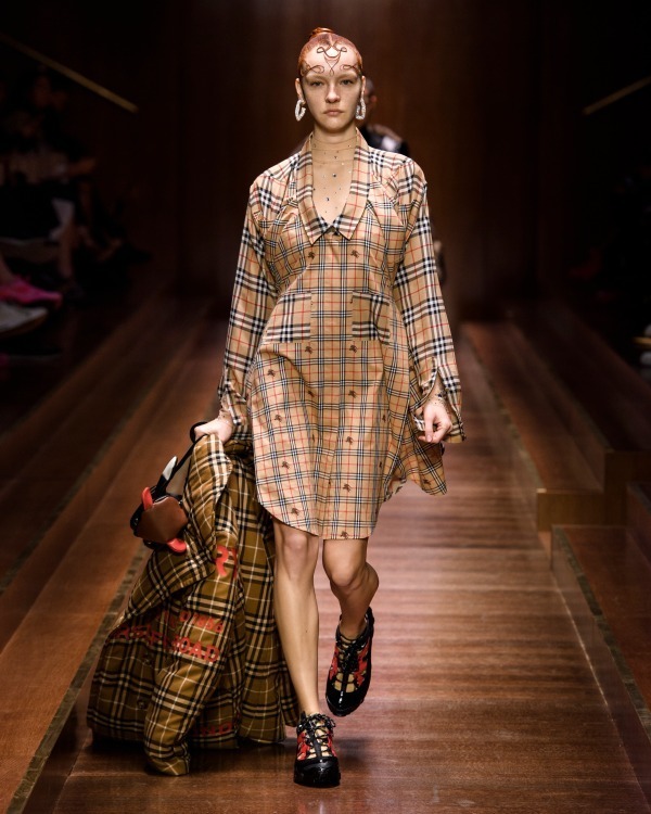 バーバリー(BURBERRY) 2019-20年秋冬ウィメンズコレクション  - 写真16