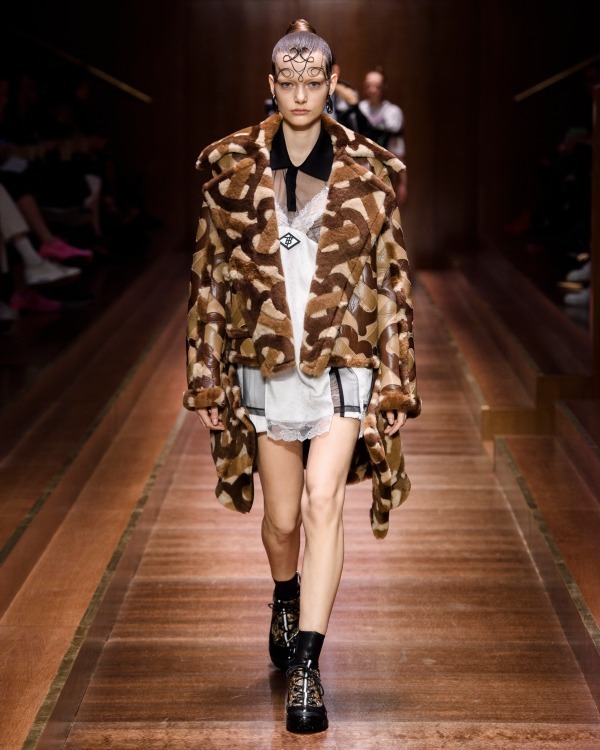 バーバリー(BURBERRY) 2019-20年秋冬ウィメンズコレクション  - 写真26