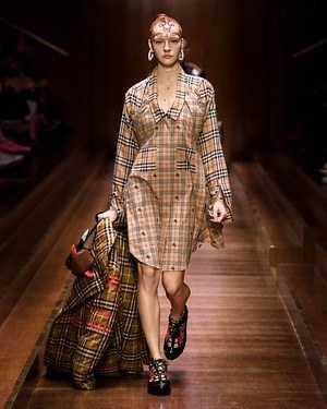 バーバリー(BURBERRY) 2019-20年秋冬ウィメンズコレクション  - 写真16