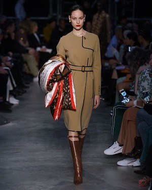 バーバリー(BURBERRY) 2019-20年秋冬ウィメンズコレクション  - 写真37