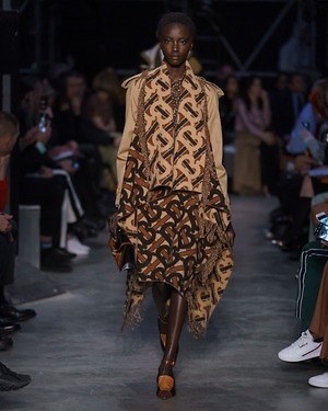 バーバリー(BURBERRY) 2019-20年秋冬ウィメンズコレクション  - 写真38