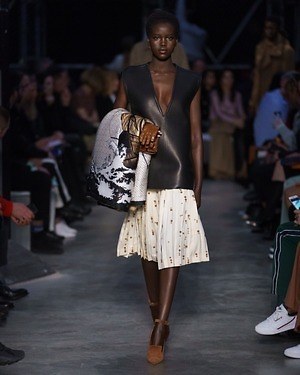 バーバリー(BURBERRY) 2019-20年秋冬ウィメンズコレクション  - 写真44