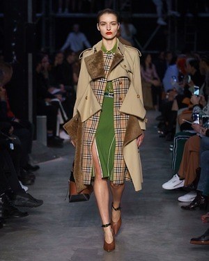 バーバリー(BURBERRY) 2019-20年秋冬ウィメンズコレクション  - 写真66