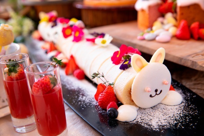 イースターデザートブッフェ 東京など5か所で 真っ白ウサギの長いロールケーキ 贅沢いちごタルト ファッションプレス