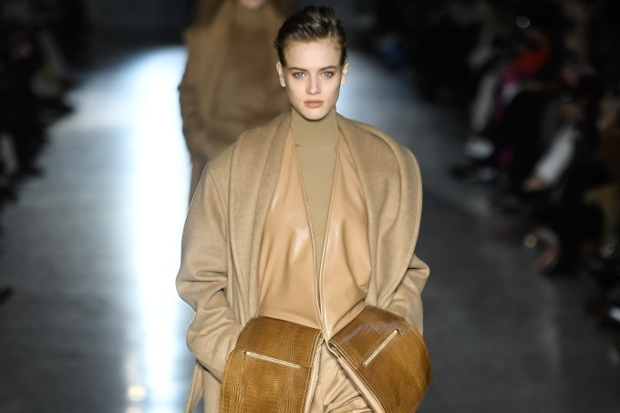 2019-20年秋冬パリコレクション｜マックスマーラ 2019-20年秋冬コレクション、マスキュリンなピースでグラマーを表現