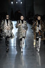 マックスマーラ 2019-20年秋冬コレクション、マスキュリンなピースでグラマーを表現｜写真27