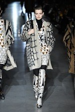 マックスマーラ 2019-20年秋冬コレクション、マスキュリンなピースでグラマーを表現｜写真29