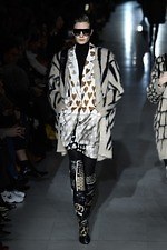 マックスマーラ 2019-20年秋冬コレクション、マスキュリンなピースでグラマーを表現｜写真30