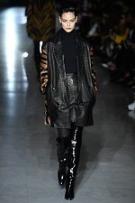 マックスマーラ 2019-20年秋冬コレクション、マスキュリンなピースでグラマーを表現｜写真34