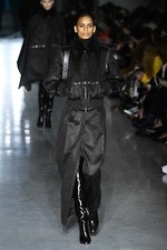 マックスマーラ 2019-20年秋冬コレクション、マスキュリンなピースでグラマーを表現｜写真39