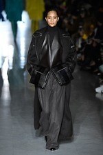 マックスマーラ 2019-20年秋冬コレクション、マスキュリンなピースでグラマーを表現｜写真41