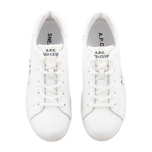 A.P.C.×ラッパーのキッド・カディ、ニックネーム入り白スニーカーや 