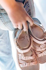 ハーシェル サプライ×テバのコラボサンダル、軽量ソール×クロスオーバーストラップのバイカラーモデル｜写真3