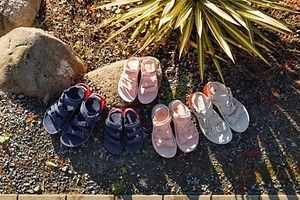 ハーシェル サプライ×テバのコラボサンダル、軽量ソール×クロスオーバーストラップのバイカラーモデル｜写真1