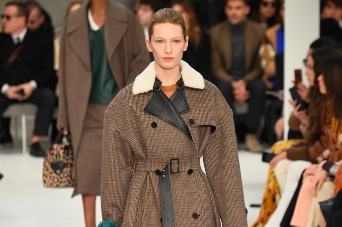 トッズ 2019-20年秋冬コレクション - パワーショルダーのアウターを味方に