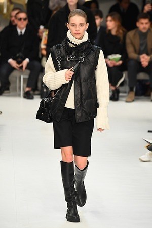 トッズ 2019-20年秋冬コレクション - パワーショルダーのアウターを味方に｜写真1