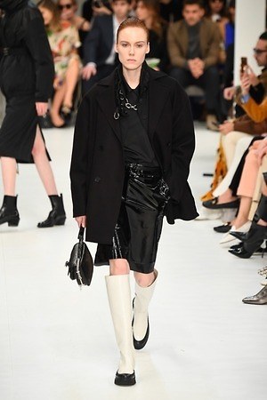 トッズ 2019-20年秋冬コレクション - パワーショルダーのアウターを味方に｜写真4